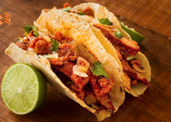 En la imagen se ven a dos tacos